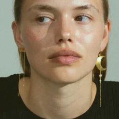 HALF MOON EARRING W/PEARL CHAIN | FORGYLDT