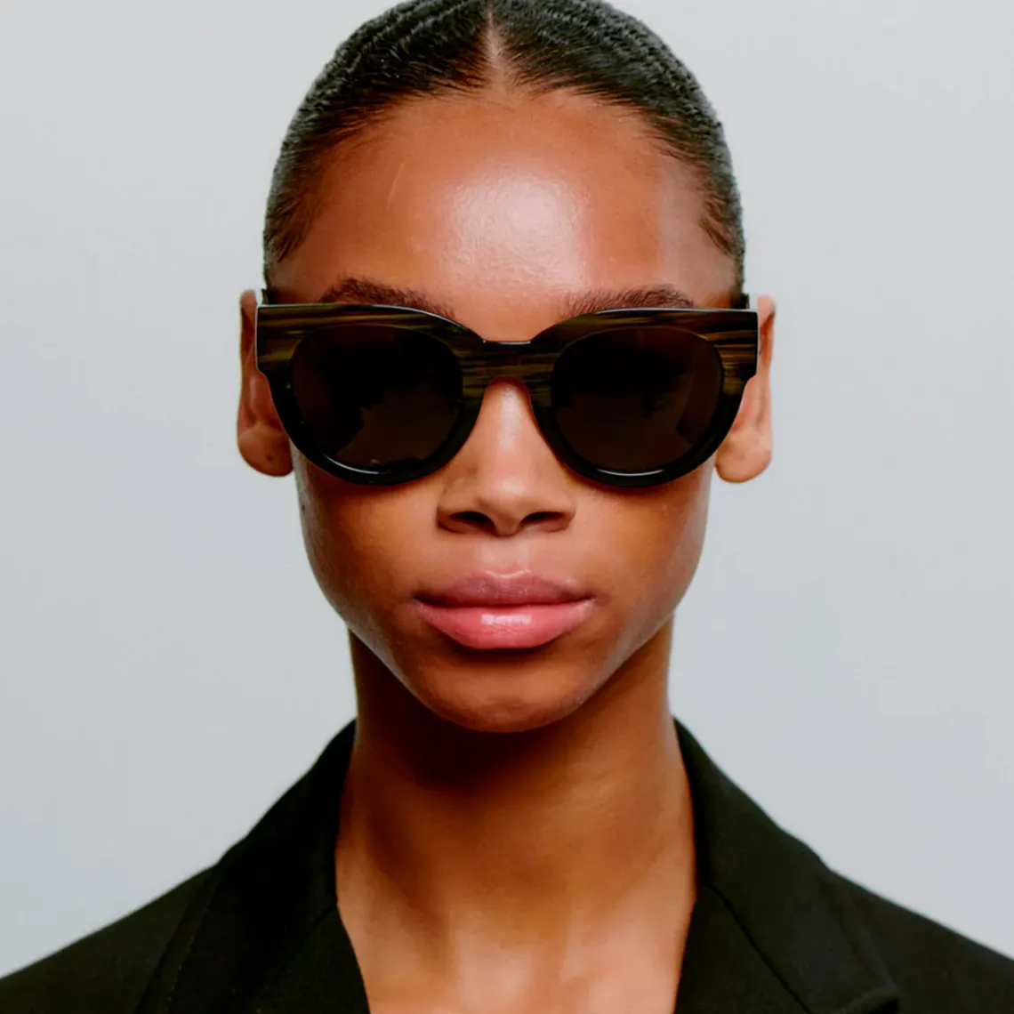 LILLY SOLBRILLER | STRIPED HORN/SORT