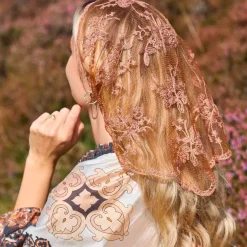 MIRIANA TRIANGLE LACE SCARF | TOBACCO