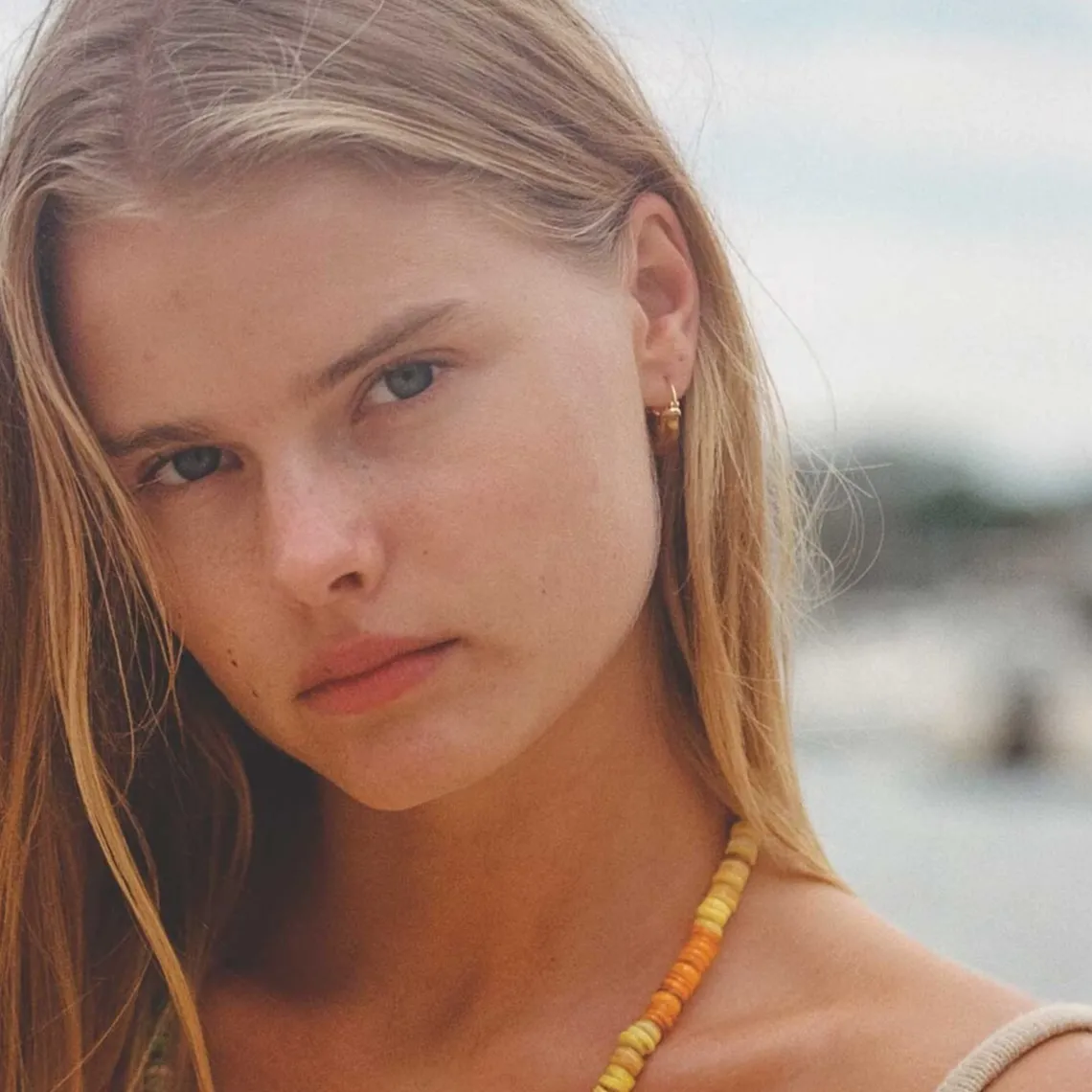 PETIT SWELL HOOPS - AMBER | FORGYLDT