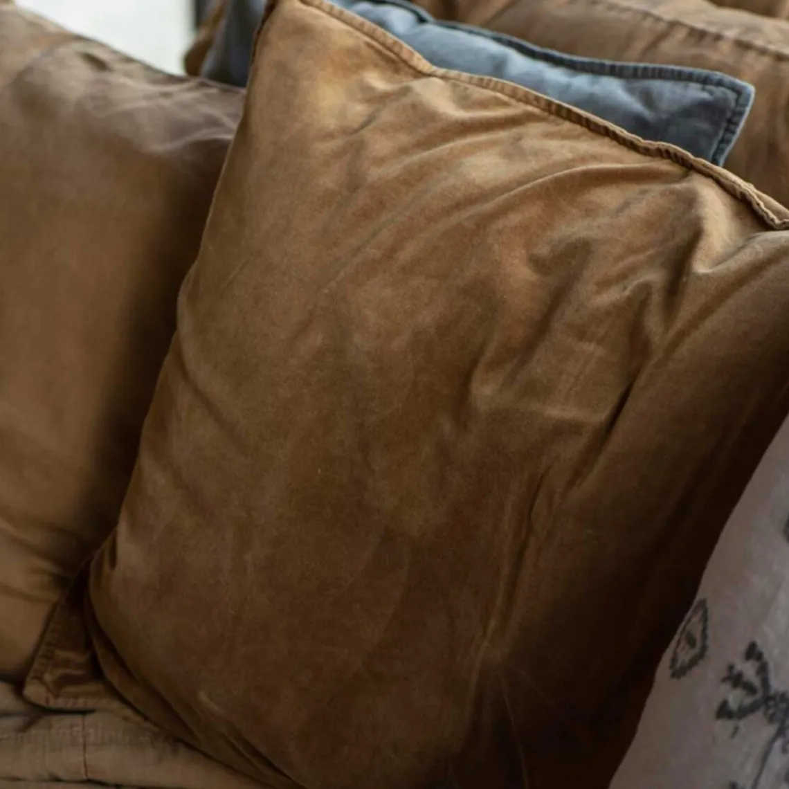 PUDE VELOUR INK. FYLD 50X50 CM | CLAY