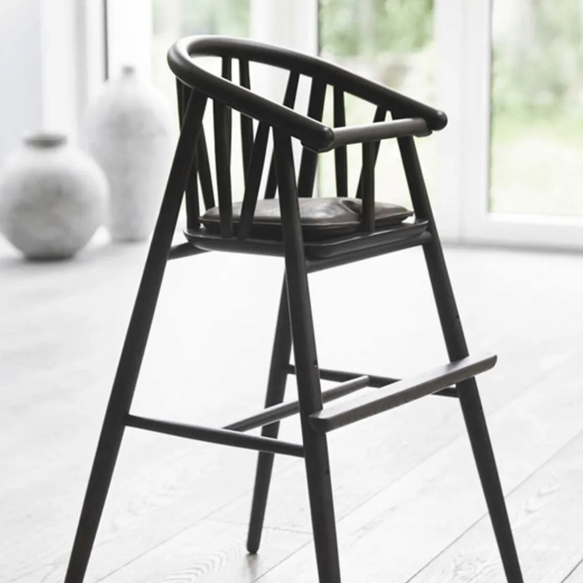 SAGA HØJ STOL SORT RØGET EG