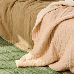 SENGETÆPPE M/STIKNINGER | NATUR/OFF WHITE