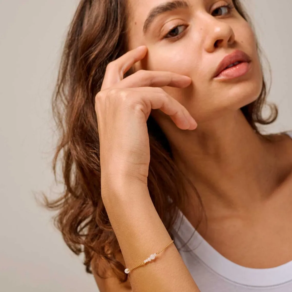 SOFIA ARMBÅND | FORGYLDT/WHITE & PEARLS