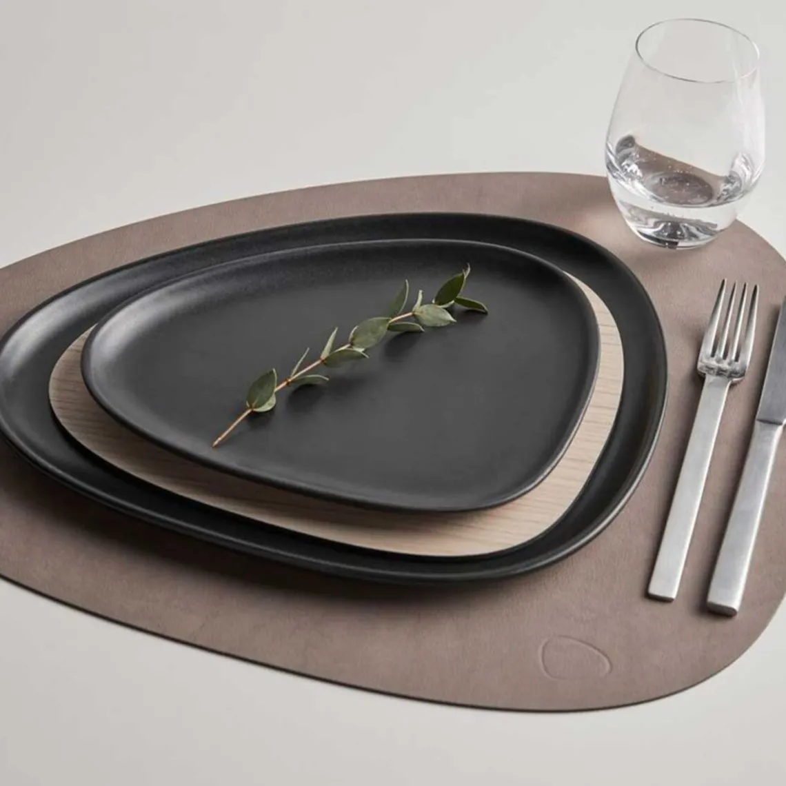 TABLEMAT CURVE LARGE HIPPO 37X44 CM | NOMAD GREY