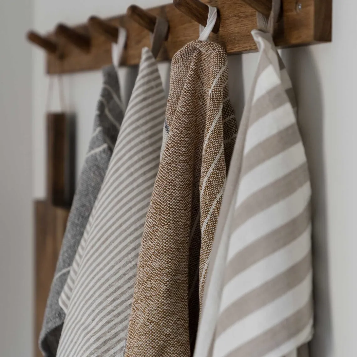 VISKESTYKKE 47X70 CM | BEIGE/HVID SMAL STRIB